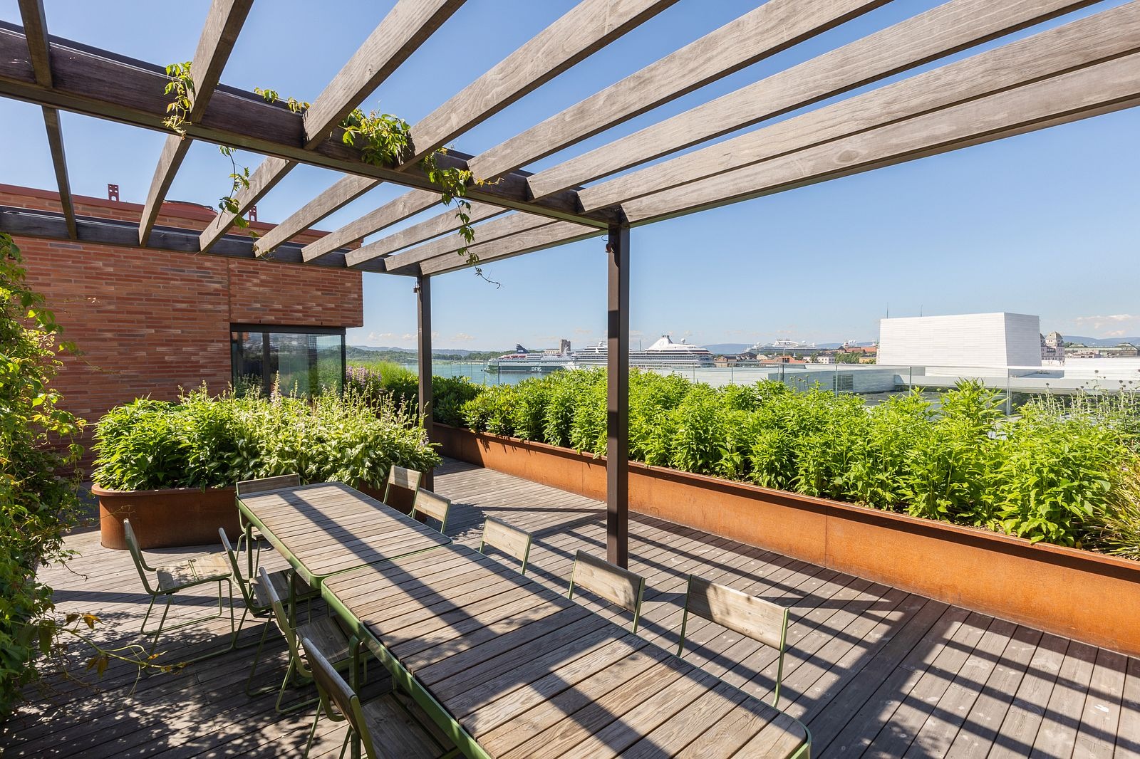 Flott utsikt fra felles takterrasse!